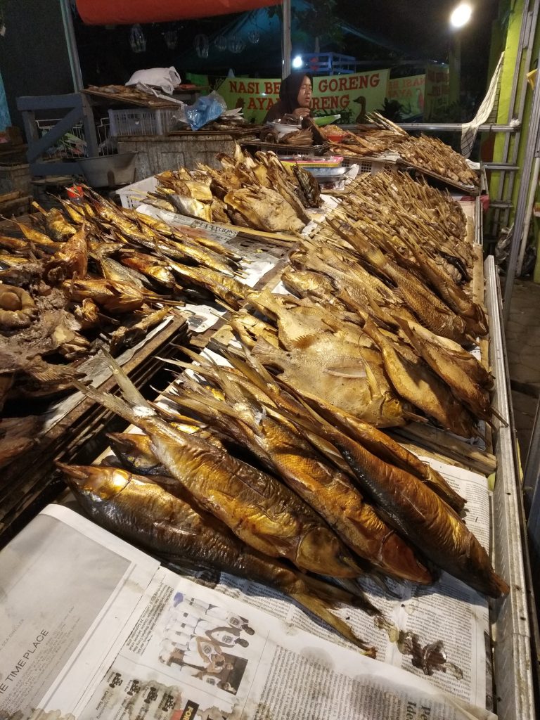 ikan asap di pasar kenjeran